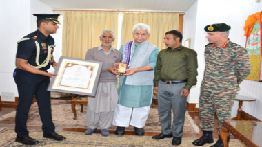 Jeevan Rakshak Padak Award: जम्मू-कश्मीर एलजी ने शहीद के पिता को सौंपा सर्वोत्तम जीवन रक्षा पदक