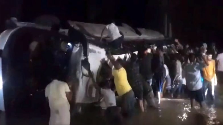 Jharkhand Bus Accident Video: झारखंड के गिरिडीह में यात्रियों से भरी बस असंतुलित होकर नदी में गिरी, 3 की मौत, 15 जख्मी