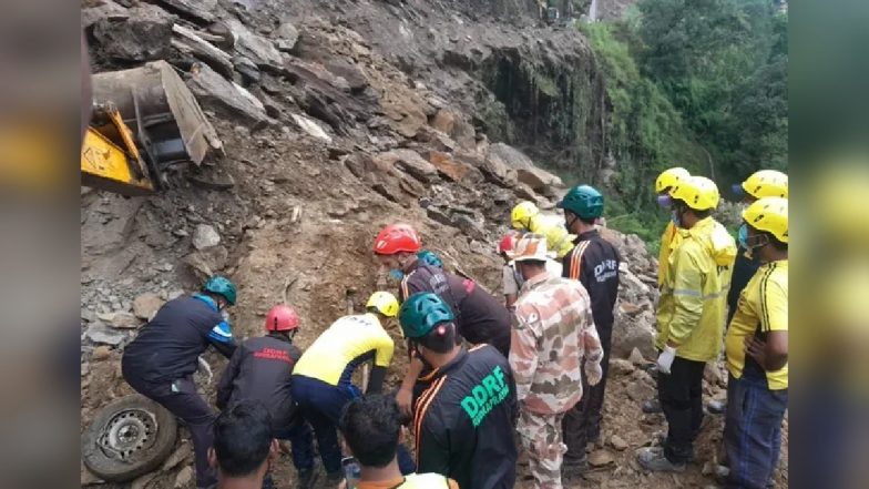Uttarakhand: रुद्रप्रयाग में बड़ा हादसा, भूस्खलन के चपेट में आई कार, मलबे में दबकर 5 लोगों की मौत