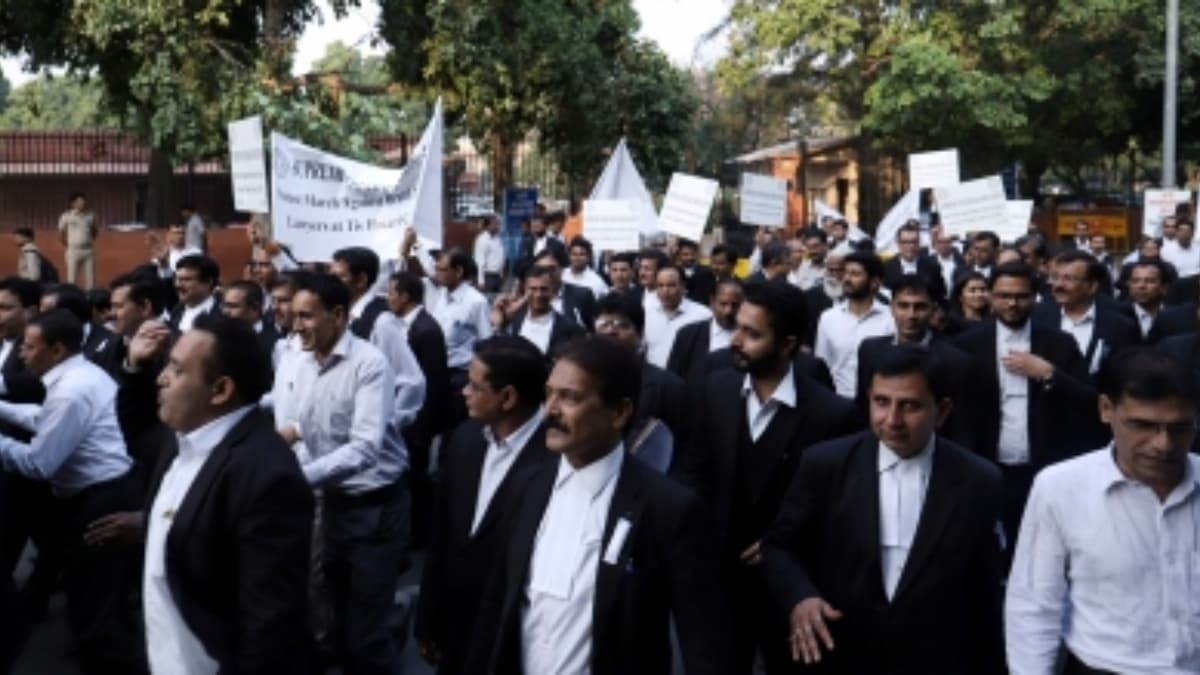 UP: यूपी में वकीलों की हड़ताल जारी, राज्य सरकार के स्थाई अधिवक्ता ने दिया इस्तीफा