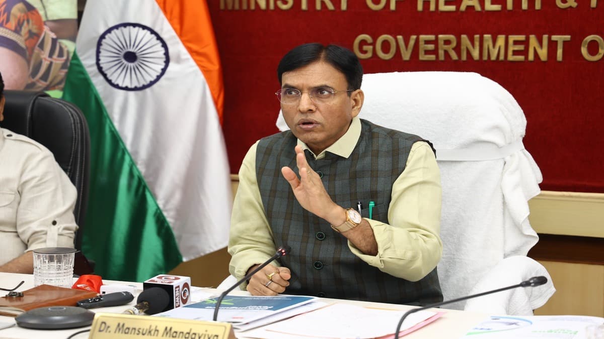 Dr Mandaviya Lauds AIIMS Doctors: मंडाविया ने फ्लाइट में बच्ची की जान बचाने के लिए एम्स के डॉक्टरों की सराहना की