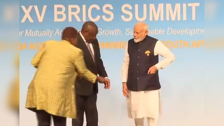 PM Modi Respect Indian Flag: जमीन पर गिरा था तिरंगा, पीएम मोदी ने झंडा उठाकर सम्मान के साथ जेब में रखा, देखें वीडियो
