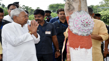 Bihar Tree Protection Day: नीतीश कुमार ने 'बिहार वृक्ष सुरक्षा दिवस' पर वृक्ष को बांधा रक्षासूत्र, पौधों को संरक्षित करने पर दिया जोर