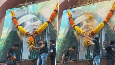 OMG 2: अक्षय कुमार स्टारर 'ओह माय गॉड 2' के लिए फैंस का दिखा जबरा क्रेज, दूध से नहलाया फिल्म का पोस्टर (Watch Video)