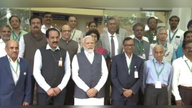 VIDEO: PM मोदी टीम चंद्रयान के वैज्ञानिकों से मिलकर हुए भावुक, कहा- ISRO को सैल्यूट करने आया हूं