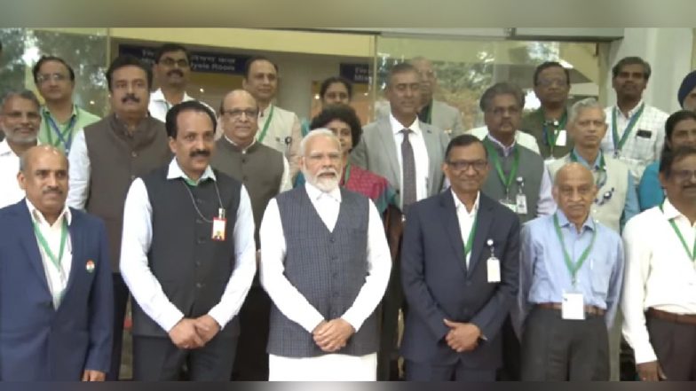 VIDEO: PM मोदी टीम चंद्रयान के वैज्ञानिकों से मिलकर हुए भावुक, कहा- ISRO को सैल्यूट करने आया हूं