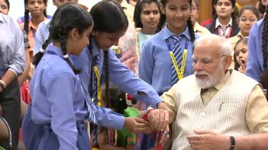 PM Modi Celebrates Raksha Bandhan: पीएम मोदी ने मनाया रक्षाबंधन का त्योहार, स्कूली छात्राओं ने प्रधानमंत्री को बांधी राखी (See Pics-Video)