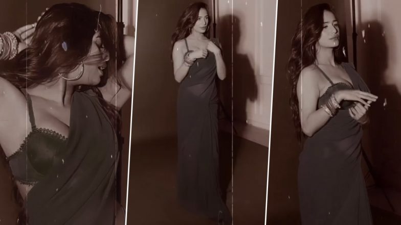 Poonam Pandey ने सिजलिंग साड़ी पहन दिए सेक्सी पोज, एक्ट्रेस की बोल्डनेस ने बढ़ाया सोशल मीडिया का पारा (Watch Video)