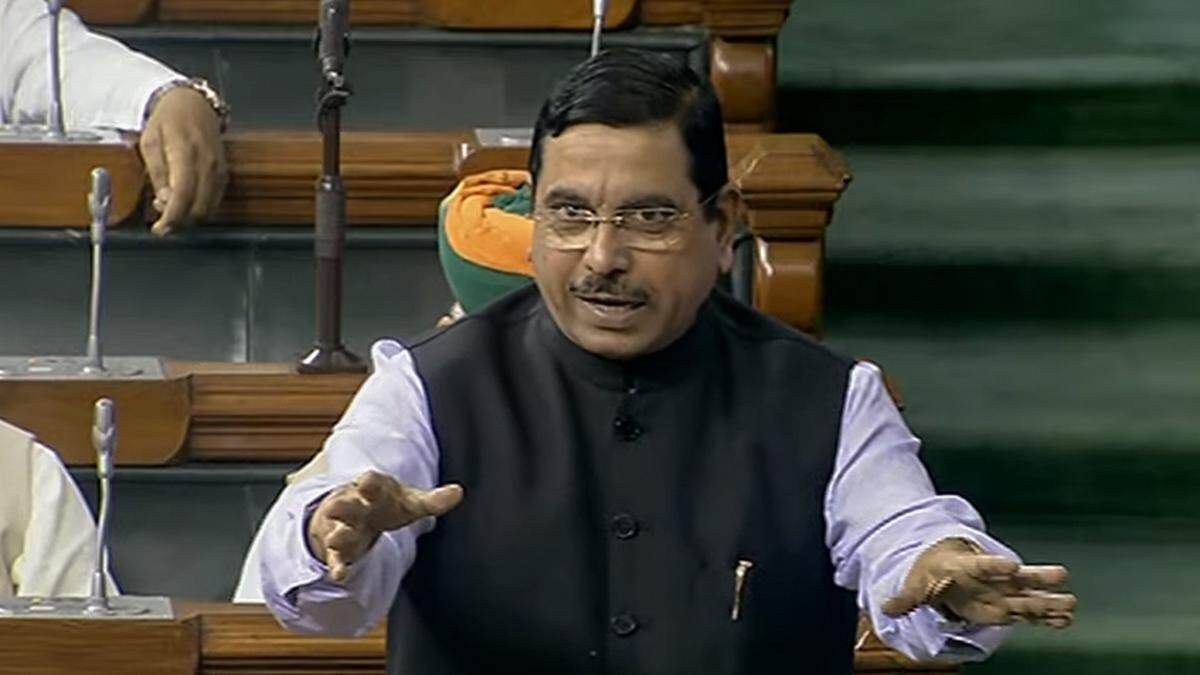 Parliament Security Breach: राहुल गांधी ने संसद की सुरक्षा में घुसपैठ करने वालों का किया समर्थन: प्रल्हाद जोशी