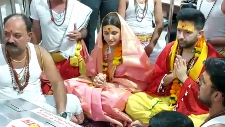Raghav Chadha-Parineeti Offer Prayers at Mahakal Temple: राघव चड्ढा अपनी होने वाली पत्नी परिणीति चोपड़ा के साथ उज्जैन के महाकाल मंदिर में पूजा की, देखें वीडियो