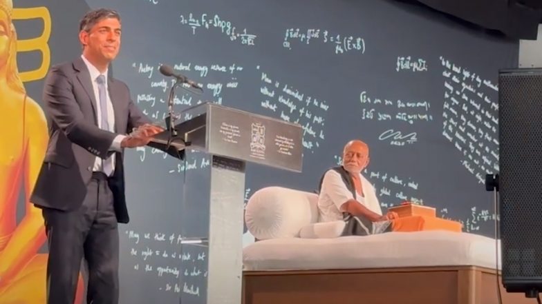 Rishi Sunak: ऋषि सुनक पहुंचे मोरारी बापू की रामकथा में, लगाए 'जय सियाराम' के नारे, कहा- 'यहां एक प्रधानमंत्री नहीं, हिदू के रूप में आया हूं'- VIDEO
