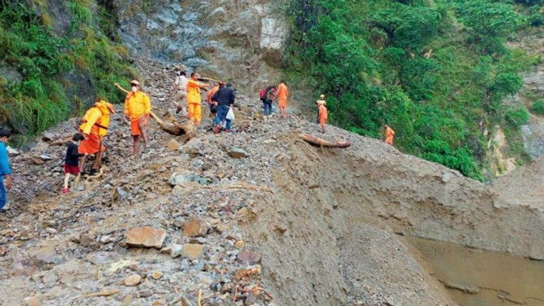 Uttarakhand Landslide: गौरीकुंड में भारी बारिश के बाद टूटी चट्टान, कई लोगों के दबे होने की आशंका; रेस्क्यू में जुटी टीम