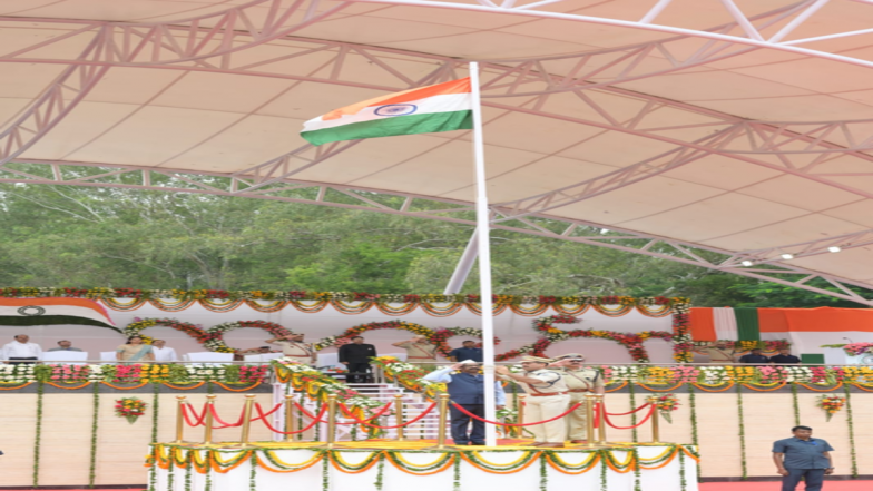 CM Hemant Soren Hoists National Flag: राष्ट्रीय ध्वज फहराकर बोले सोरेन, हमारी सरकार पहुंच रही है गांव-गांव