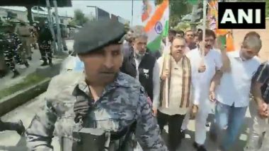 Tiranga Yatra: 'भारत माता की जय' के नारों से गूजां कश्मीर, श्रीनगर में निकाली गई 'तिरंगा यात्रा', देखें VIDEO