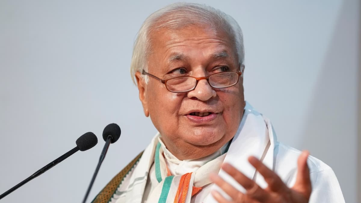 VIDEO: सीएम पिनरायी विजयन पर भड़के केरल के राज्यपाल आरिफ मोहम्मद खान, काले झंडे दिखाने पर लगाए गर्वनर पर हमले की साजिश के लगाए आरोप!