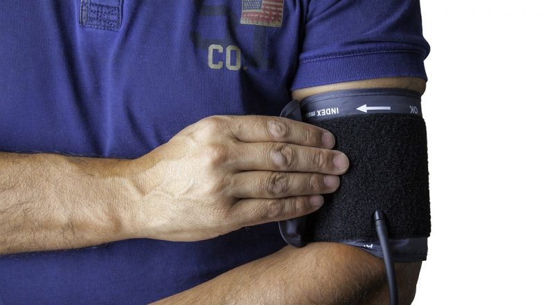 Blood Pressure: खराब लाइफस्टाइल, नींद की कमी के कारण युवाओं में बढ़ रही हाई बीपी की समस्या