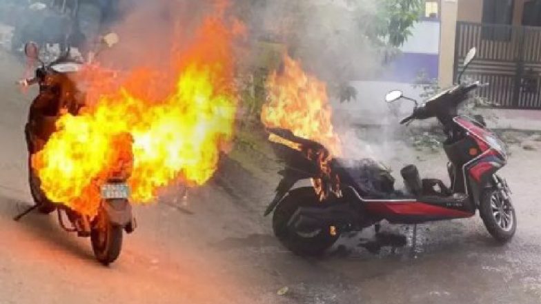 E-Scooter Blast: लखनऊ में इलेक्ट्रिक स्कूटर में हुआ धमाका, चार्जिंग के दौरान विस्फोट से घर जलकर खाक