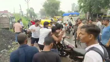 VIDEO: बहन के साथ हुई छेड़खानी, विरोध करने पर दबंगों ने भाई को बीच सड़क पर बेरहमी से पीटा