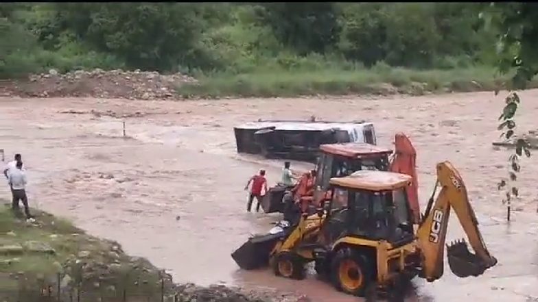 VIDEO: रामनगर में नेशनल हाइवे पर उफनते नाले में पलट गई बस, बाल-बाल बचे 35 यात्री