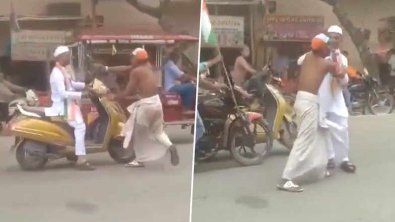 सड़क पर रोककर बुजुर्ग को चिढ़ाने लगा नशे में धुत्त शख्स, गुस्साए अंकल ने ऐसे सिखाया सबक (Watch Viral Video)