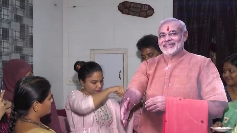 VIDEO: अहमदाबाद में मुस्लिम महिलाओं ने पीएम मोदी के कट-आउट पहनाई राखी