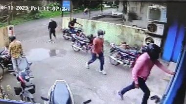 Bank Robbery Video: सूरत में पिस्तौल दिखाकर बैंक में 13 लाख की डकैती, देखते रह गए लोग! लूट का वीडियो आया सामने