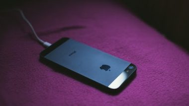 Apple Warning About Charging: एप्पल ने दी चेतावनी- चार्ज करते समय अपने आईफोन के पास न सोएं