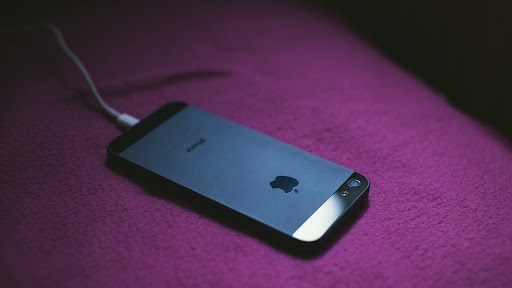 Apple Warning About Charging: एप्पल ने दी चेतावनी- चार्ज करते समय अपने आईफोन के पास न सोएं