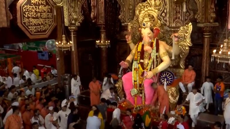 Happy Ganesh Chaturthi 2023: मुंबई में मची गणेशोत्सव की धूम, गणेश चतुर्थी के शुभ अवसर पर लालबागचा राजा के पंडाल में भारी भीड़ के बीच की गई आरती- VIDEO
