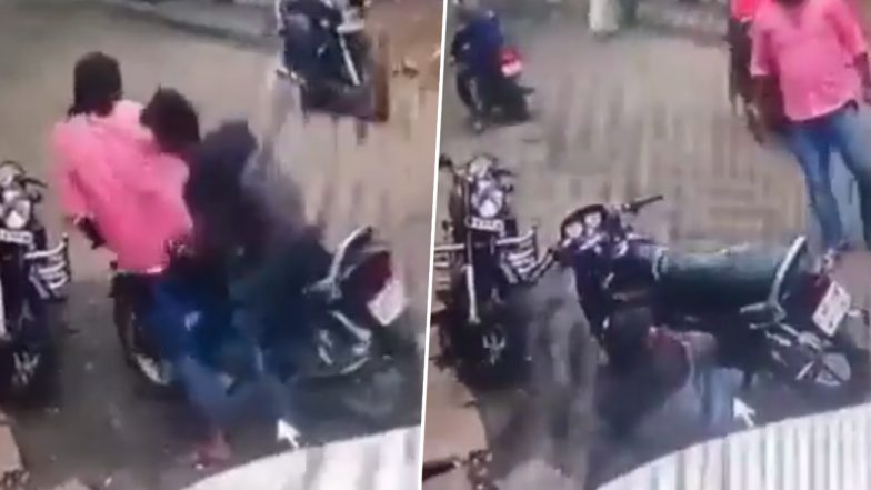 Cobra Bit Young Man: चलती बाइक पर जहरीले कोबरा ने युवक को डसा, गिरते ही मौत, घटना का वीडियो वायरल