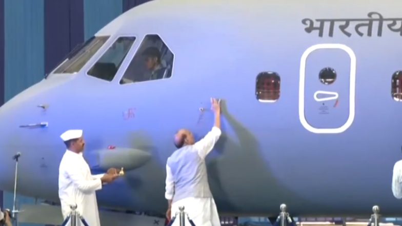 IAF की बढ़ेगी ताकत, रक्षा मंत्री राजनाथ सिंह ने C-295 मेगावाट परिवहन विमान को भारतीय वायु सेना में शामिल किया