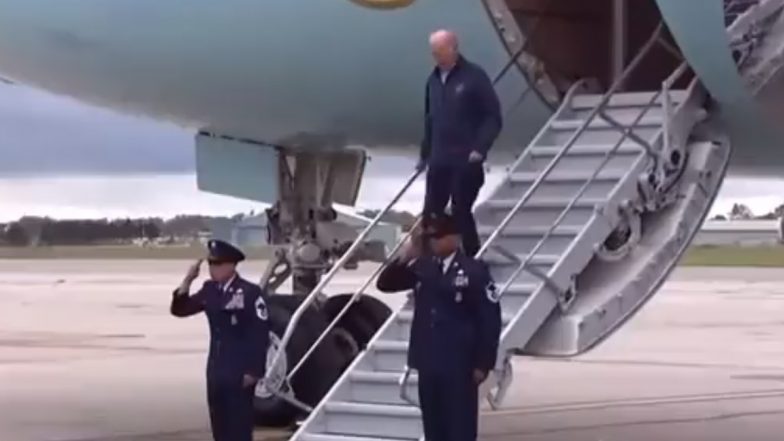 Joe Biden Stumbles On Plane Stairs: यूएस के राष्ट्रपति जो बिडेन विमान की सीढ़ियों पर लड़खड़ाए, गिरने से बाल-बाल बचें, देखें वीडियो