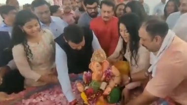 Video: महाराष्ट्र के डिप्टी सीएम देवेंद्र फड़नवीस और उनके परिवार ने मुंबई में अपने आवास पर बाप्पा का किया विसर्जन