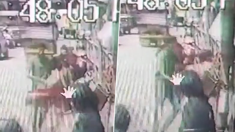 Girl Attacked in Kerala Video: कोझिकोड में सगाई से इनकार करने पर शख्स ने नाबालिग को सरेआम चाकू मारकर किया घायल, देखें शॉकिंग वीडियो