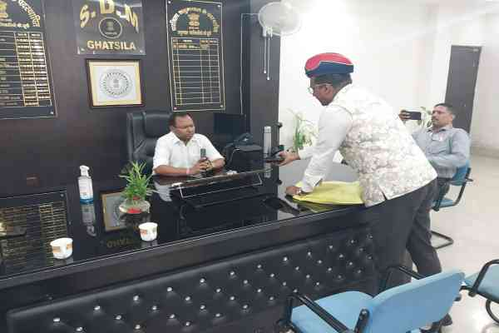 Jharkhand: सड़क से जुड़ी समस्या नहीं सुलझने पर एयरफोर्स के रिटायर्ड ऑफिसर मो. जावेद ने प्रशासन को लौटाया शौर्य चक्र
