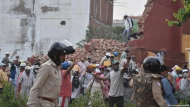 आगरा में पुलिस और सत्संगी क्यों भिड़ गए ?