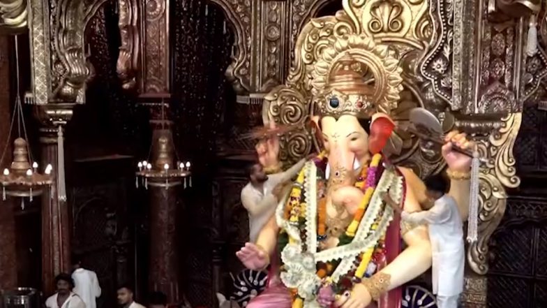 Visuals of Lalbaugcha Raja: गणेश चतुर्थी पर लालबाग़ के राजा के दरबार में भक्तों की भारी भीड़, देखें वीडियो