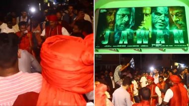 Fans Celebrate in Mumbai After Watching Jawan: सुपरस्टार शाहरुख खान के प्रशंसकों ने जवान देखने के बाद मुंबई में मनाया जश्न, देखें वीडियो