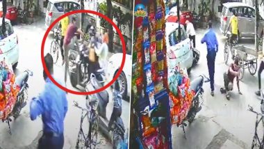 Delhi Snatching Video: दिल्ली पुलिस के ASI ने मॉडल टाउन बाज़ार में स्कूटी से भाग रहे स्नैचर्स को लात मार कर स्नैचिंग किया विफल, घटना CCTV में कैद