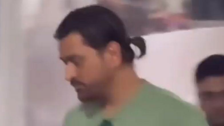 MS Dhoni Ponytail Hairstyle Video: एमएस धोनी का नया लुक! पोनीटेल हेयरस्टाइल में नजर आए CSK के कप्तान, वीडियो हुआ वायरल