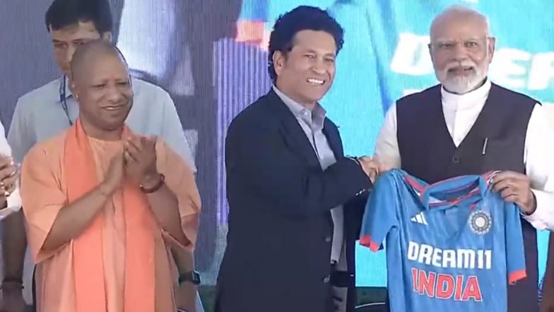 Varanasi: अंतरराष्ट्रीय Cricket Stadium के शिलान्यास के लिए वाराणसी पहुंचे पीएम मोदी, मंच पर एक साथ दिखे सीएम योगी, सचिन तेंदुलकर समेत कई दिग्गज- Video