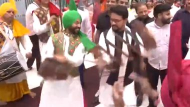 Anurag Thakur Bhangra Video: केंद्रीय मंत्री अनुराग ठाकुर पंजाब के लवली प्रोफेशनल यूनिवर्सिटी में कलाकारों के साथ किया भांगड़ा, वीडियो वायरल