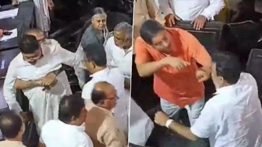 BJP-TMC Councillors Clash Video: कोलकाता नगर निगम में सत्र के दौरान बीजेपी-टीएमसी पार्षदों के बीच झड़प, बीच बचाव के बाद हुए शांत