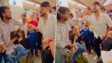 दिल्ली मेट्रो में लड़कों के ग्रुप ने अपने सुरों से बांधा समा, गाने का लुत्फ उठाते दिखे यात्री (Watch Viral Video)