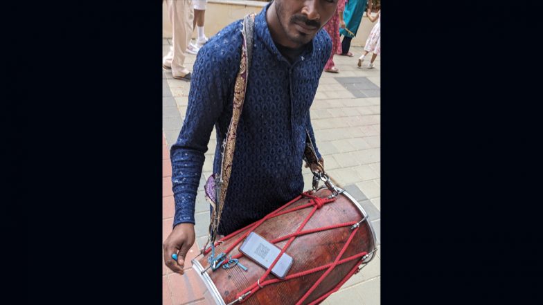 ढोल वाले ने बक्शीश लेने के लिए मोबाइल पर किया क्यूआर कोड का इंतजाम, तगड़ा जुगाड़ देख इंप्रेस हुए लोग (See Pic)