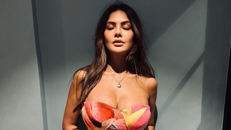 Esha Gupta ने सेक्सी आउटफिट में गिराई बिजली, एक्ट्रेस की हॉटनेस ने बढ़ाया सोशल मीडिया का तापमान (View Pic)
