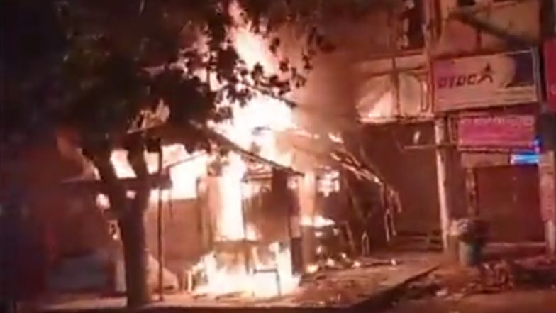 Video: गाजियाबाद के वैशाली में धू-धू कर जली दुकान, आग की लपटों को देख मचा हडकंप