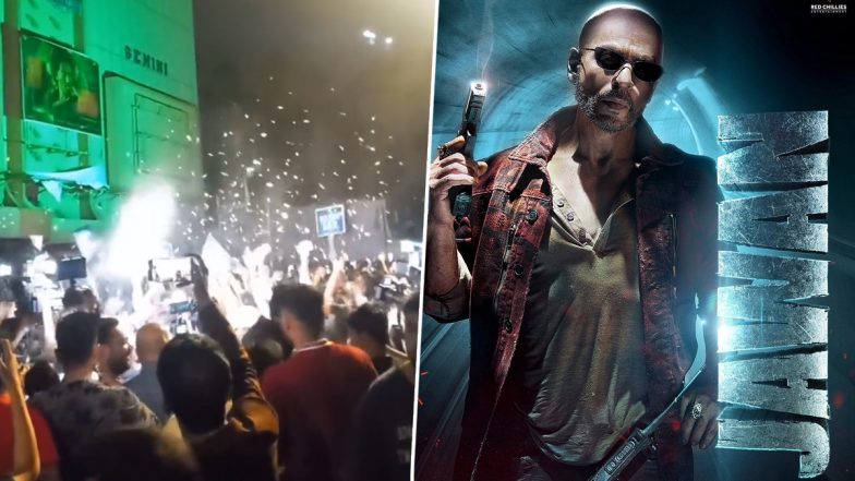 SRK Fans Celebrate Jawan Release: शाहरुख के फैंस के बीच 'जवान' को लेकर तगड़ा क्रेज,बांद्रा के&nbsp;Gaiety Galaxy थिएटर के बाहर हजारों लोगों ने ढोल-पटाखों के साथ मनाया जश्न (Watch Video)