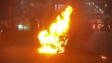 Car Burn Video: कानपुर के बाबू पुरवा में कार में लगी भीषण आग, सवारियों ने कूद कर बचाई जान, देखें वीडियो