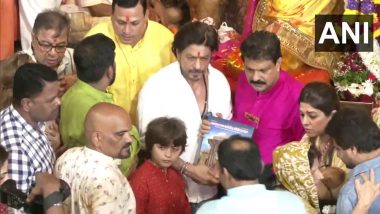 Lalbaugcha Raja Video: लालबाग के राजा के दर्शन करने पहुंचे Shahrukh Khan, भरी भीड़ के बीच Abram के साथ मांगी मन्नत